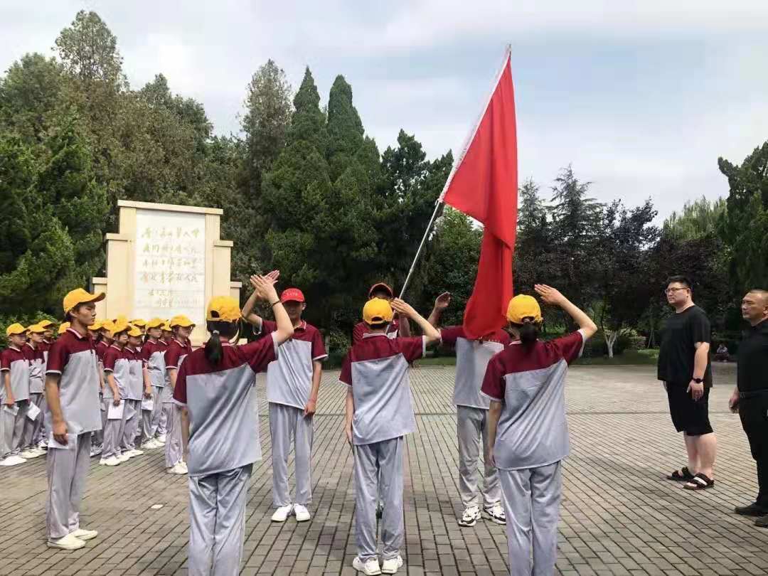 王杰中学举行纪念王杰同志牺牲56周年“红色传承 共勉前行”接旗仪式