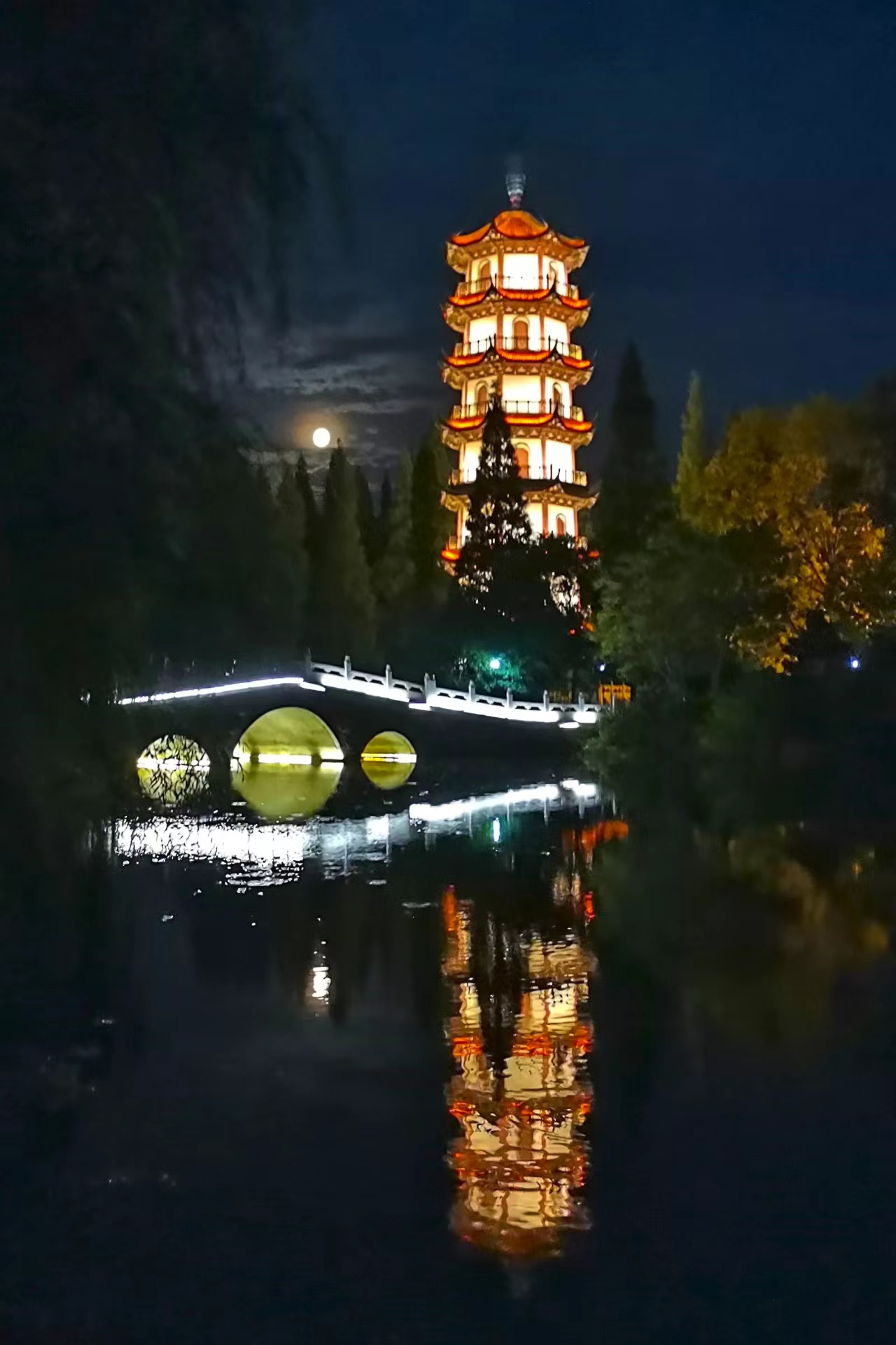 三十年前观看邳州庆祝撤县建市灯展 ：刘企华