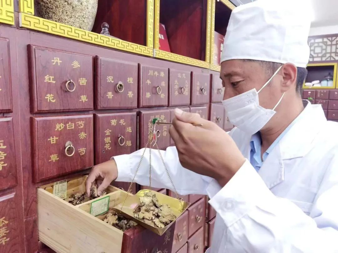 来自邳州大德隆药店的江苏技能状元周希归 （作者：张一群）