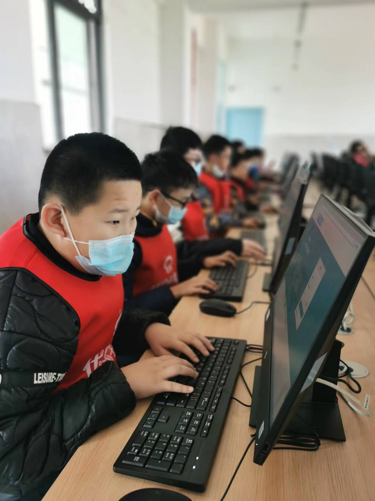 科技兴国 少年先行 ——第二十九届江苏省青少年科技模型大赛邳州市选拔赛暨邳州市首届机器人大赛拉开帷幕（作者：刘波涛））