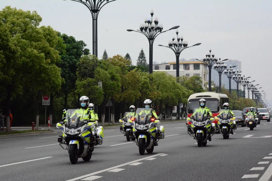 “警车开道”的悲哀 （作者：周 波）