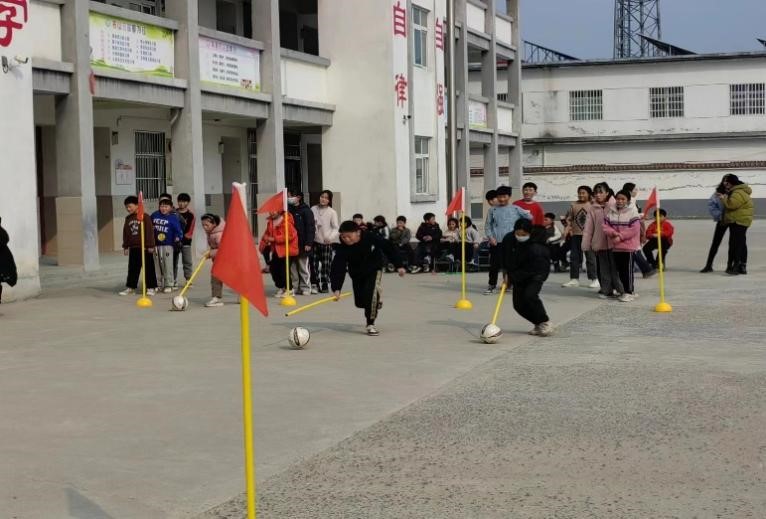 趣味运动会，一起悦动春光-邳州市铁富镇涧沟小学开展春季趣味运动会