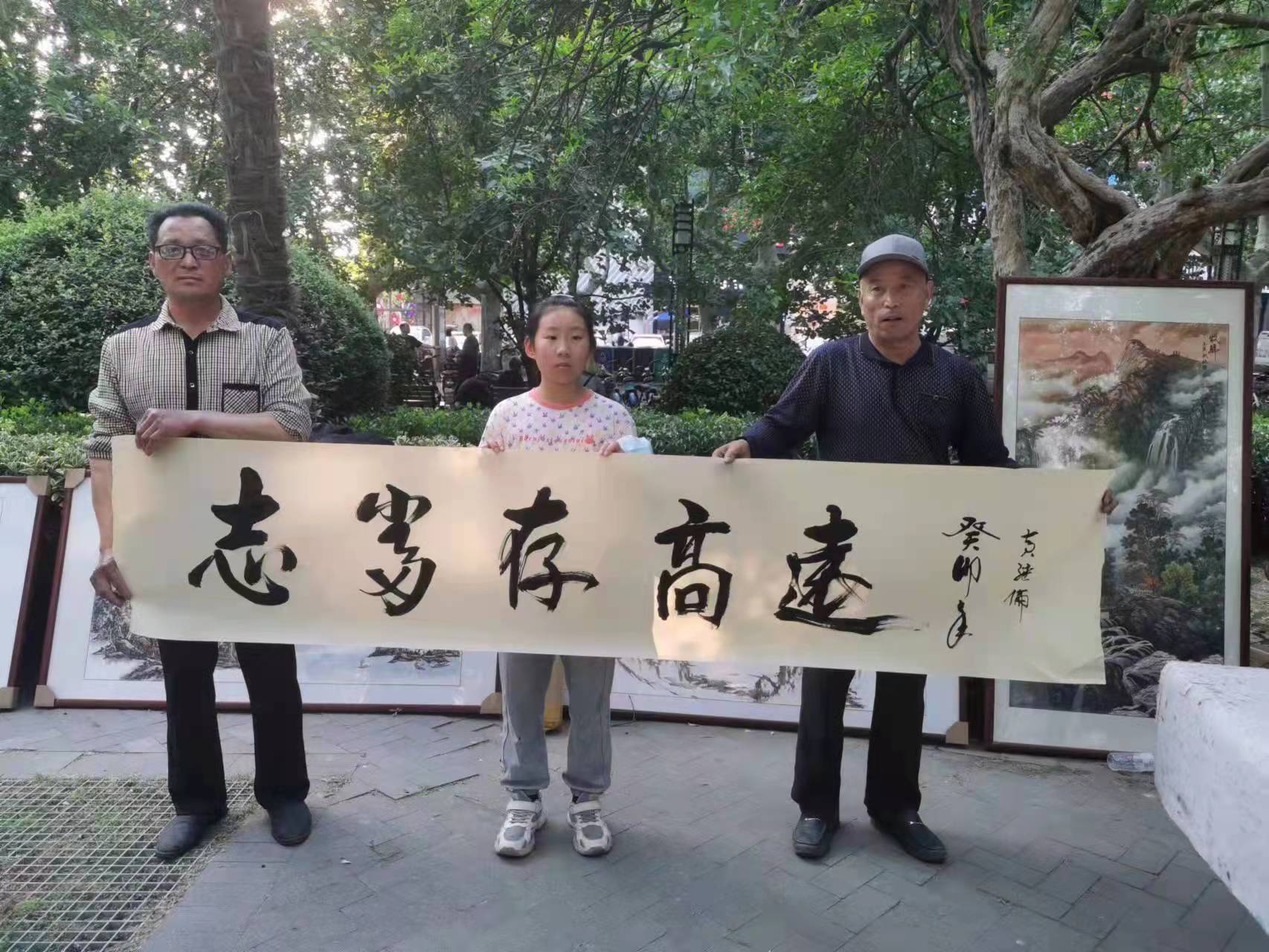 邳州老年书画协会创作基地传奇书画院暨徐州文化艺术交流协会大榆树文化工作委员会会员书画展在人民公园拉开帷幕  （作者:刘波涛）