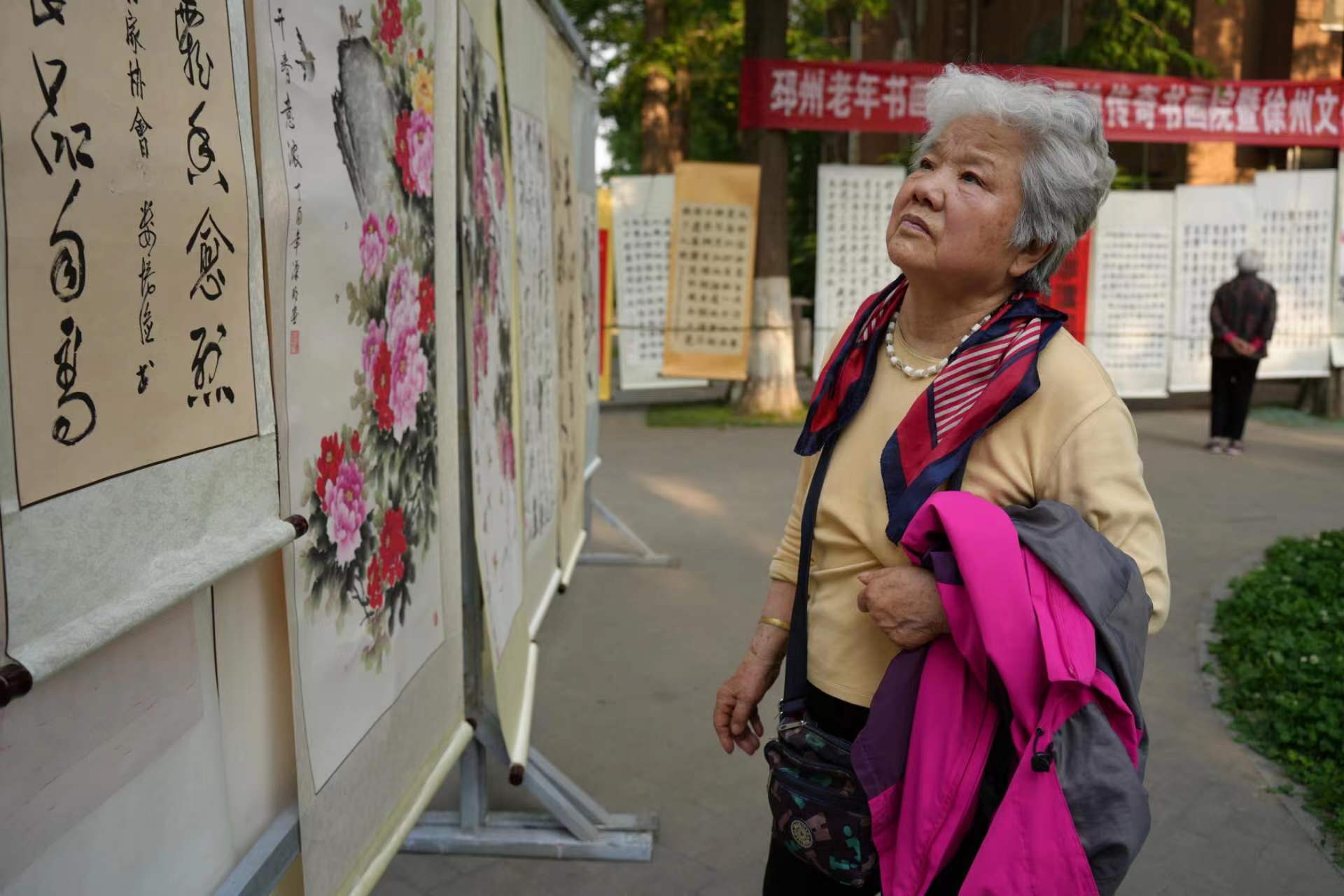 邳州老年书画协会创作基地传奇书画院暨徐州文化艺术交流协会大榆树文化工作委员会会员书画展在人民公园拉开帷幕  （作者:刘波涛）