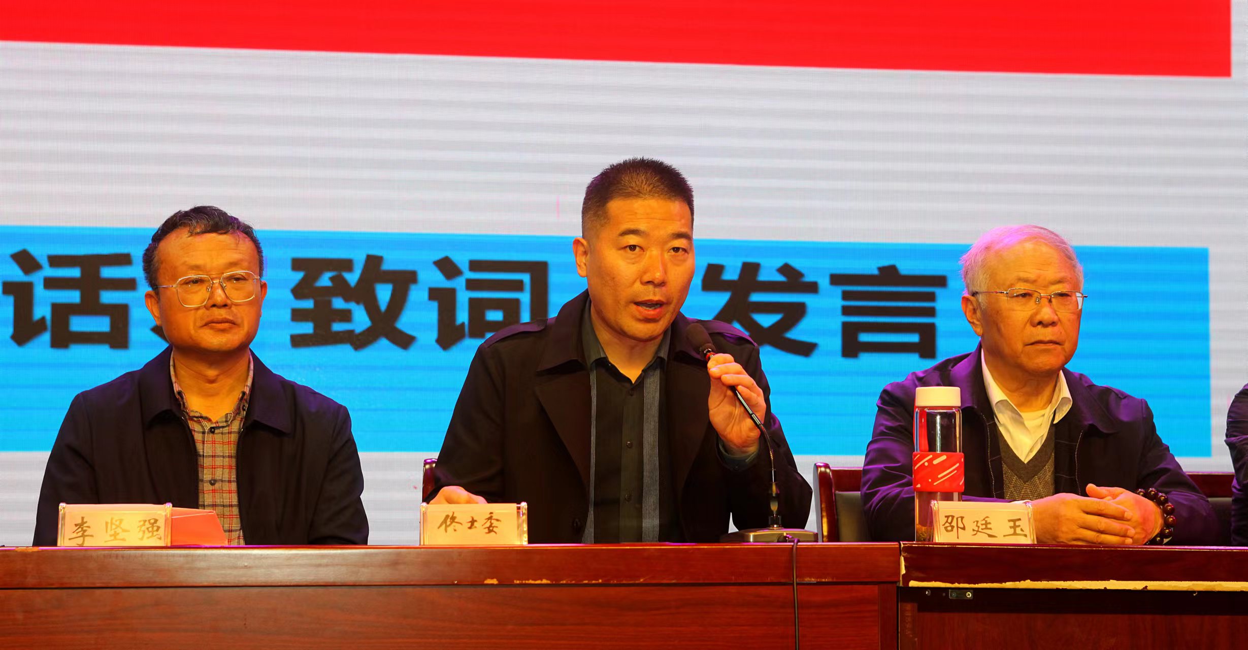 群英荟萃争奇斗艳 ——第五届“银杏杯”《长江文学》文艺大赛颁奖庆典暨大榆树文化专业委员会授牌及邳州首届诗词朗诵会召开（作者：刘波涛）