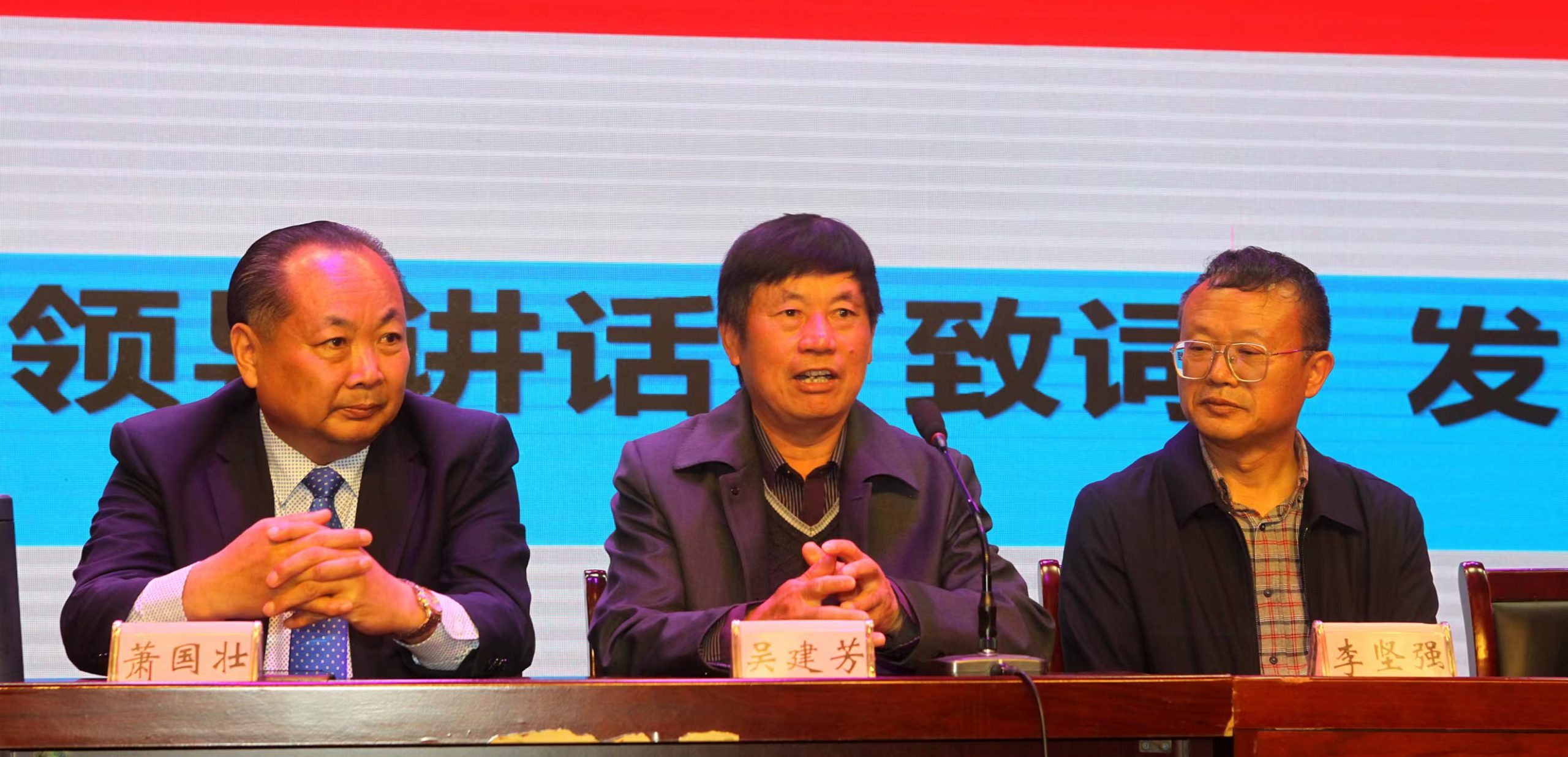 群英荟萃争奇斗艳 ——第五届“银杏杯”《长江文学》文艺大赛颁奖庆典暨大榆树文化专业委员会授牌及邳州首届诗词朗诵会召开（作者：刘波涛）
