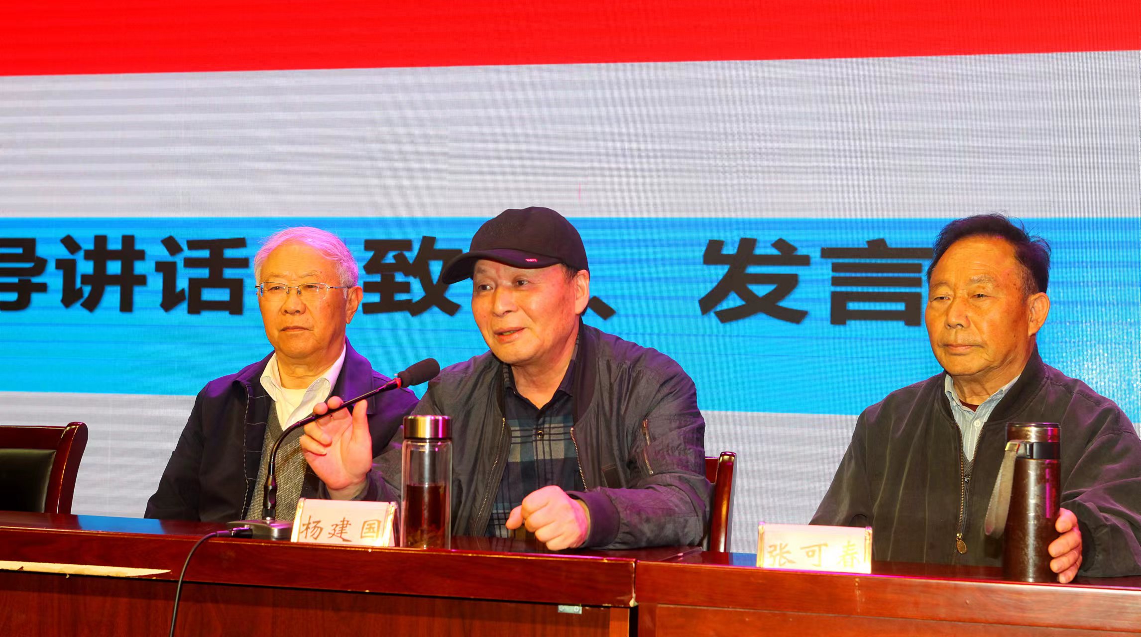 群英荟萃争奇斗艳 ——第五届“银杏杯”《长江文学》文艺大赛颁奖庆典暨大榆树文化专业委员会授牌及邳州首届诗词朗诵会召开（作者：刘波涛）
