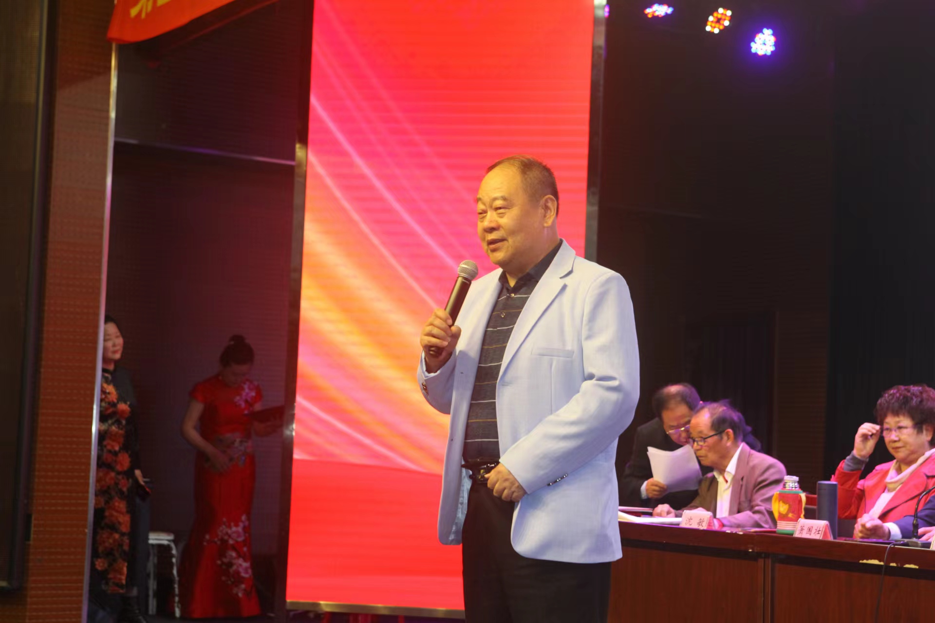 群英荟萃争奇斗艳 ——第五届“银杏杯”《长江文学》文艺大赛颁奖庆典暨大榆树文化专业委员会授牌及邳州首届诗词朗诵会召开（作者：刘波涛）