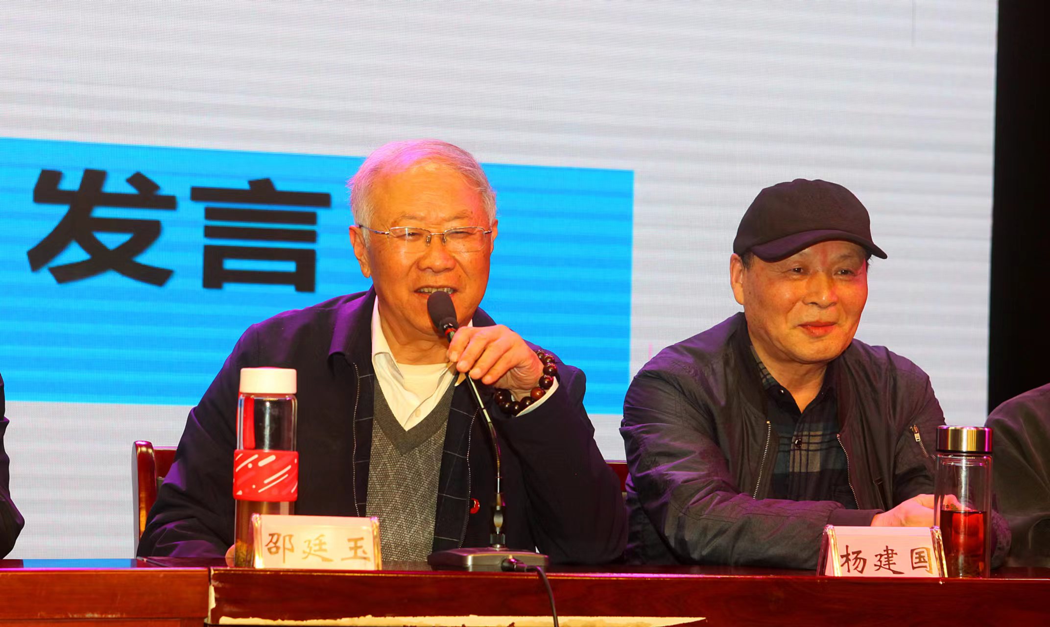群英荟萃争奇斗艳 ——第五届“银杏杯”《长江文学》文艺大赛颁奖庆典暨大榆树文化专业委员会授牌及邳州首届诗词朗诵会召开（作者：刘波涛）
