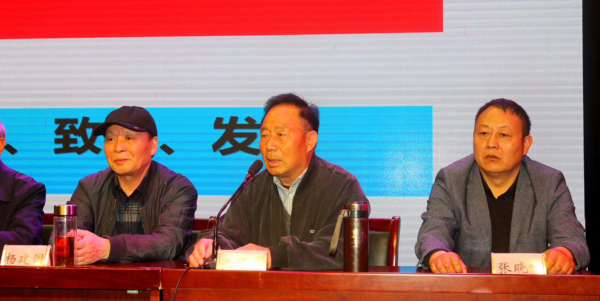 群英荟萃争奇斗艳 ——第五届“银杏杯”《长江文学》文艺大赛颁奖庆典暨大榆树文化专业委员会授牌及邳州首届诗词朗诵会召开（作者：刘波涛）