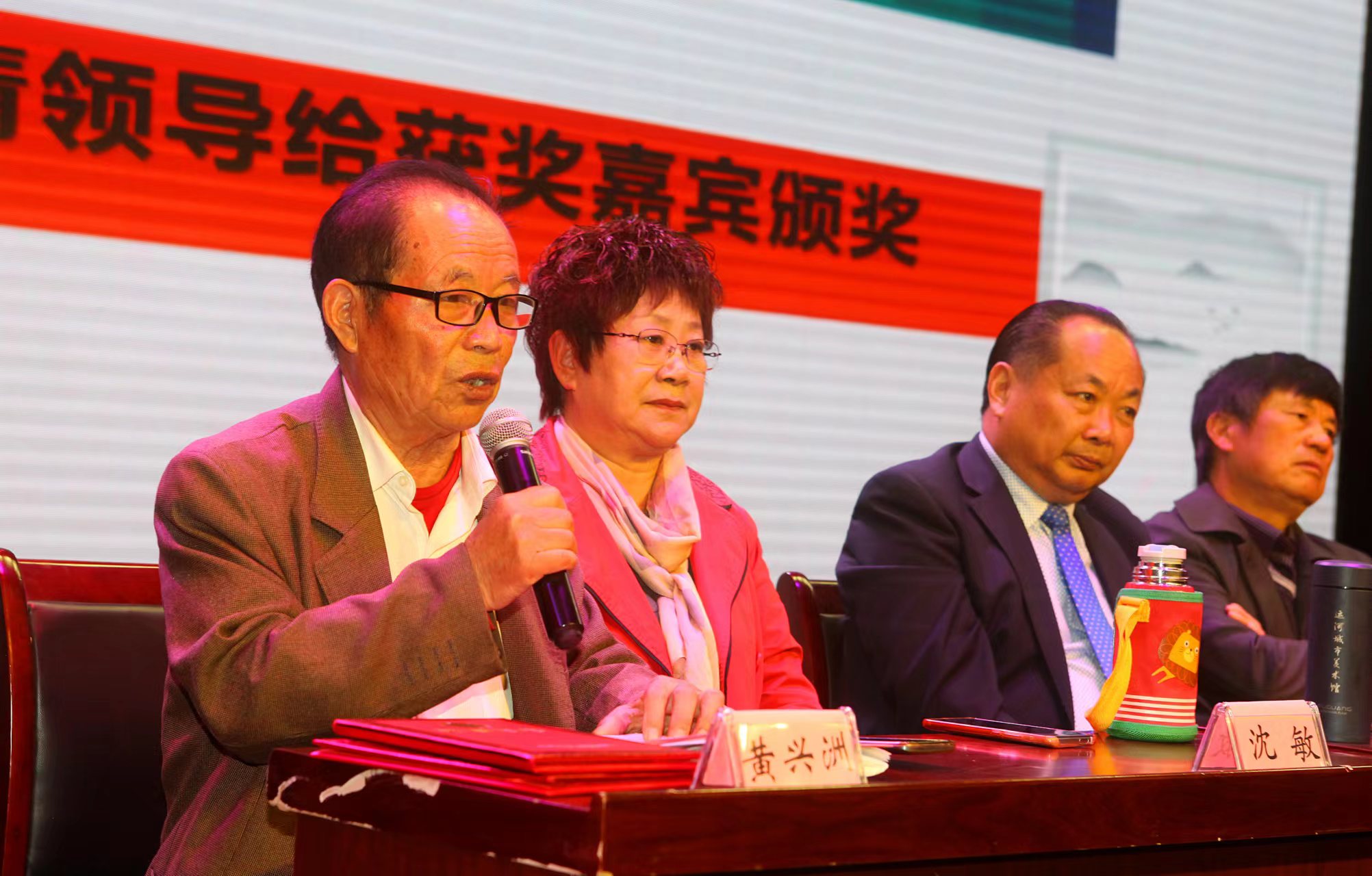 群英荟萃争奇斗艳 ——第五届“银杏杯”《长江文学》文艺大赛颁奖庆典暨大榆树文化专业委员会授牌及邳州首届诗词朗诵会召开（作者：刘波涛）