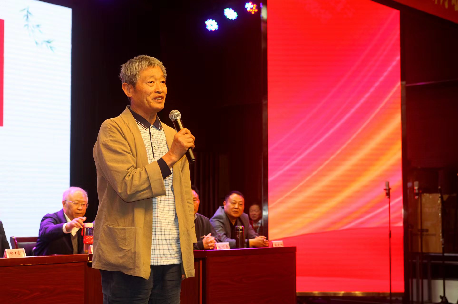 群英荟萃争奇斗艳 ——第五届“银杏杯”《长江文学》文艺大赛颁奖庆典暨大榆树文化专业委员会授牌及邳州首届诗词朗诵会召开（作者：刘波涛）