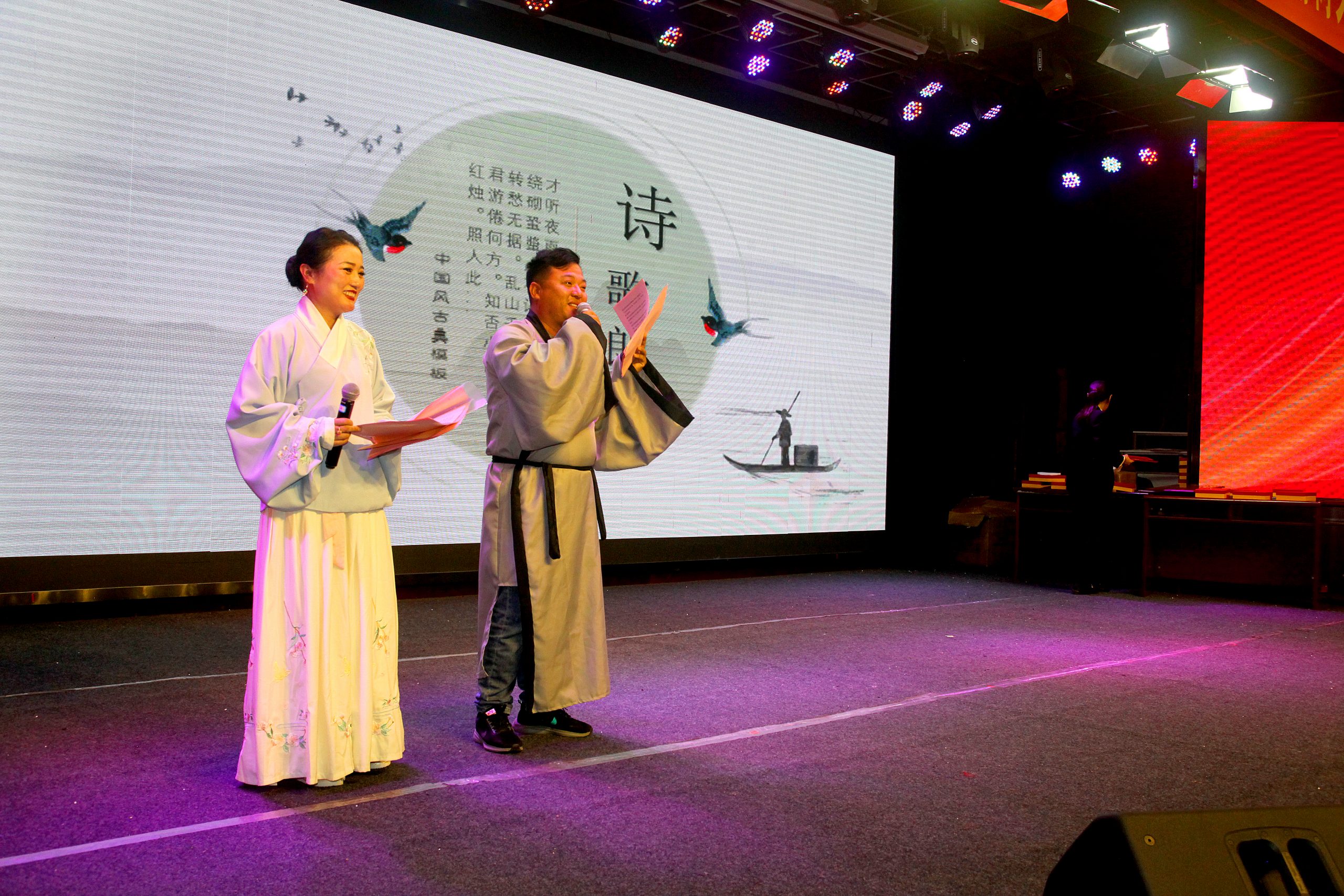 群英荟萃争奇斗艳 ——第五届“银杏杯”《长江文学》文艺大赛颁奖庆典暨大榆树文化专业委员会授牌及邳州首届诗词朗诵会召开（作者：刘波涛）