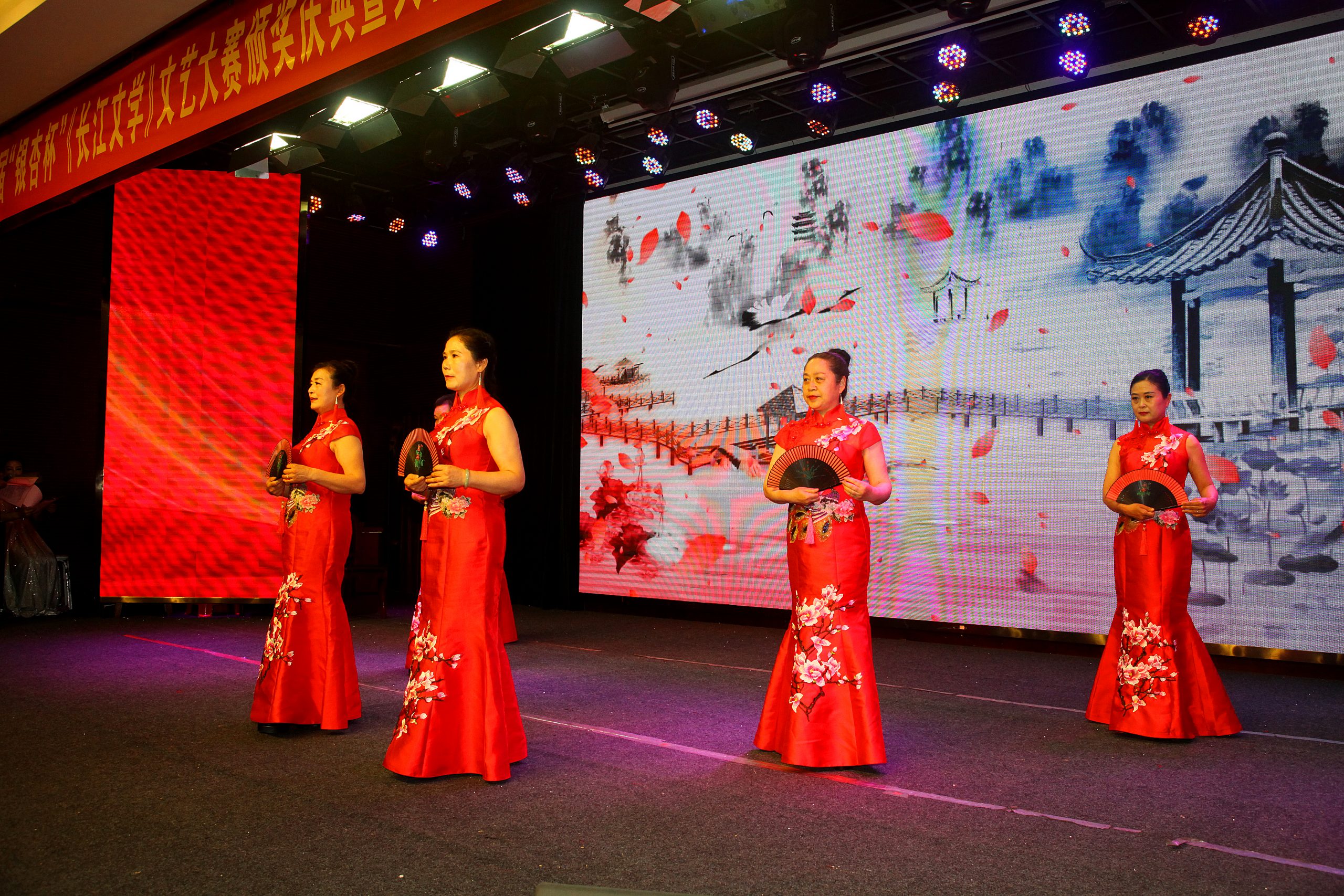 群英荟萃争奇斗艳 ——第五届“银杏杯”《长江文学》文艺大赛颁奖庆典暨大榆树文化专业委员会授牌及邳州首届诗词朗诵会召开（作者：刘波涛）