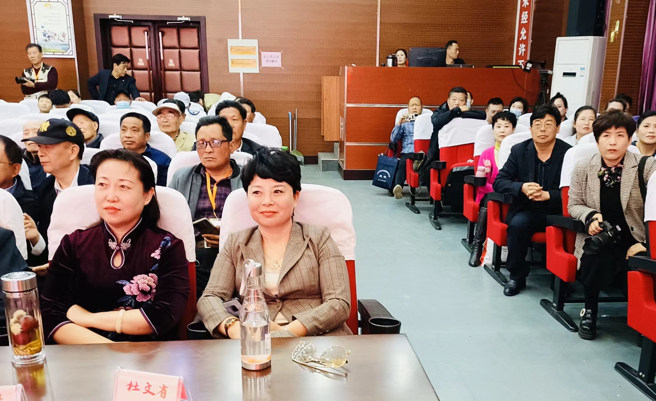 群英荟萃争奇斗艳 ——第五届“银杏杯”《长江文学》文艺大赛颁奖庆典暨大榆树文化专业委员会授牌及邳州首届诗词朗诵会召开（作者：刘波涛）