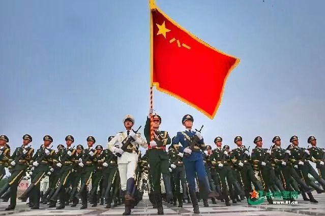 仰望军旗  ——纪念中国人民解放军建军96周年  （作者：董忠全）