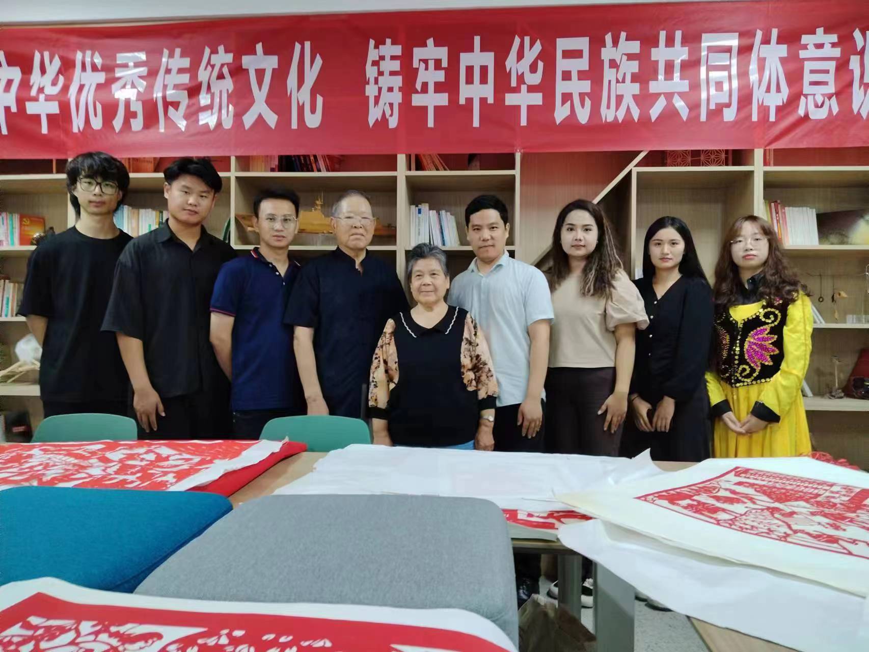 剪纸进入大学堂  ——采撷大学剪纸一堂课的前前后后 （作者： 张先敏）