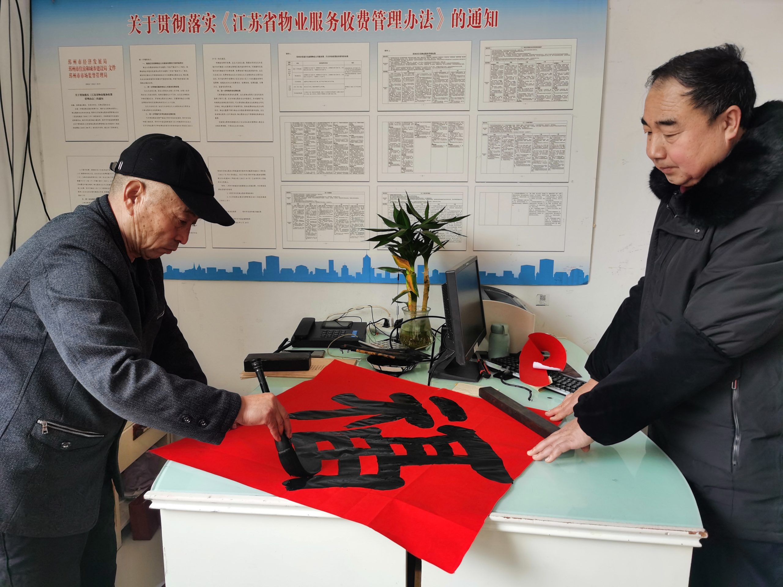 今古传奇邳州工作站、徐州市文化艺术交流协会邳州大榆树专业委员会新春送春联活动拉开帷幕（作者：黄兴洲、刘波涛）
