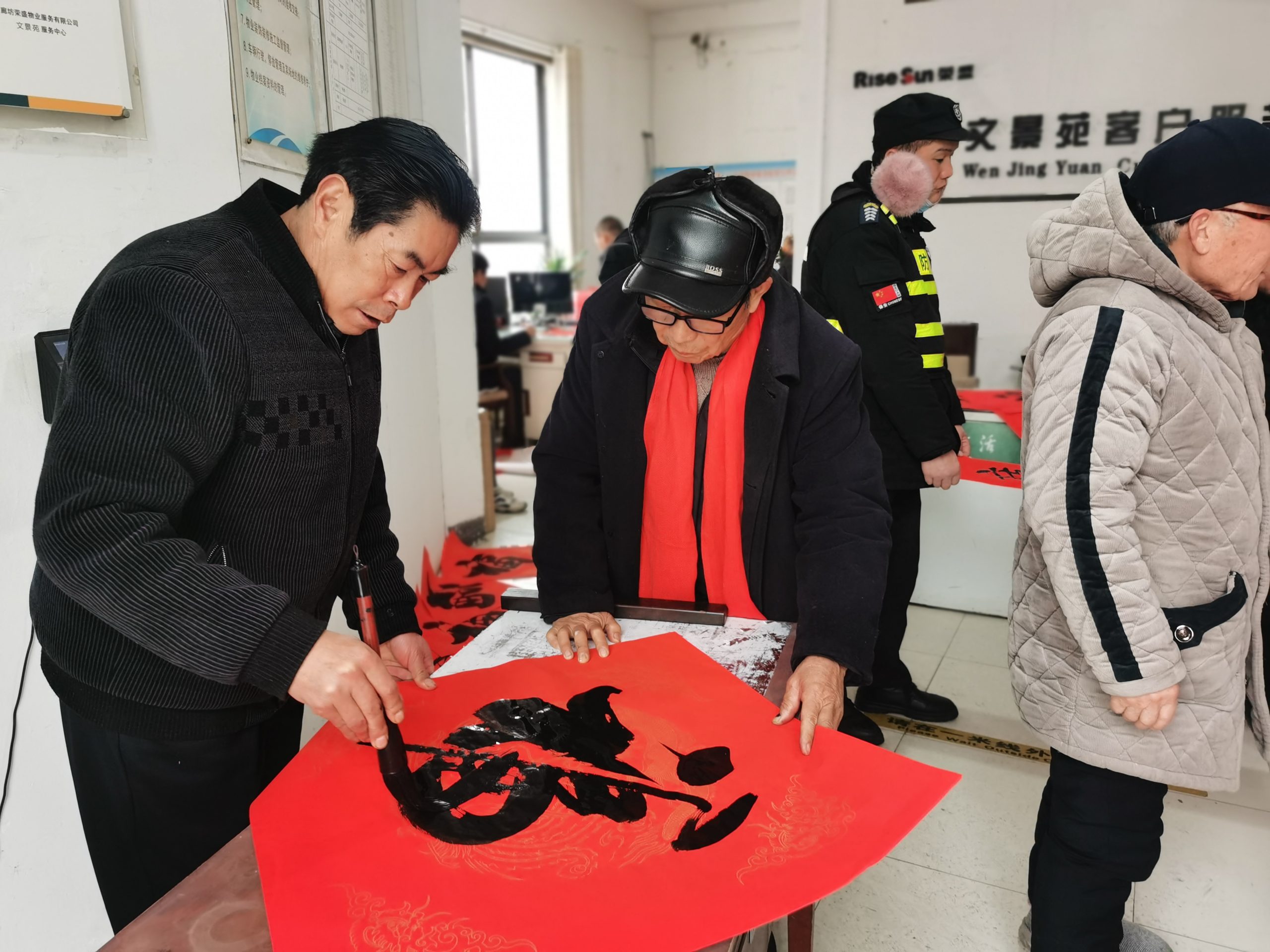 今古传奇邳州工作站、徐州市文化艺术交流协会邳州大榆树专业委员会新春送春联活动拉开帷幕（作者：黄兴洲、刘波涛）
