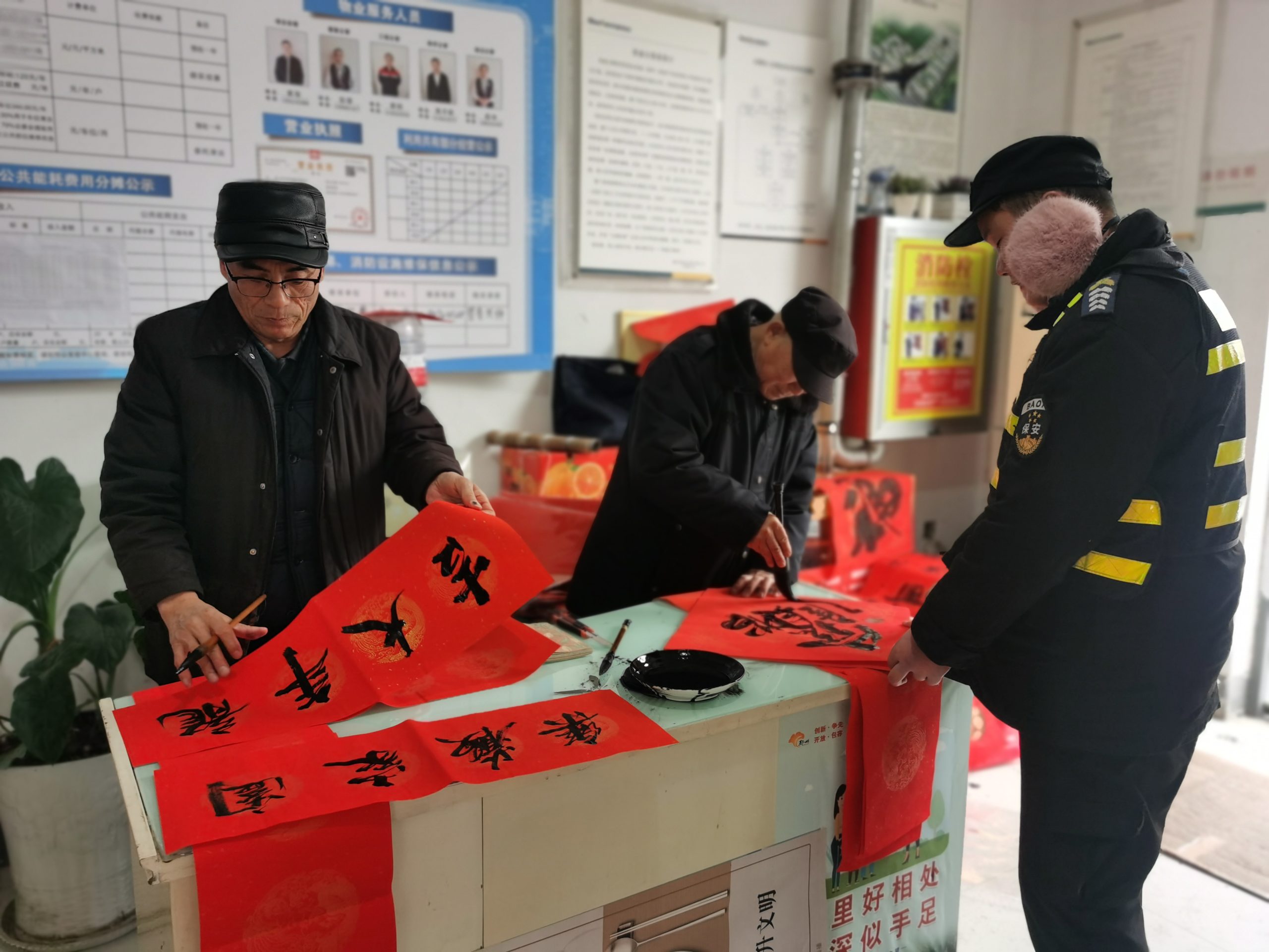今古传奇邳州工作站、徐州市文化艺术交流协会邳州大榆树专业委员会新春送春联活动拉开帷幕（作者：黄兴洲、刘波涛）