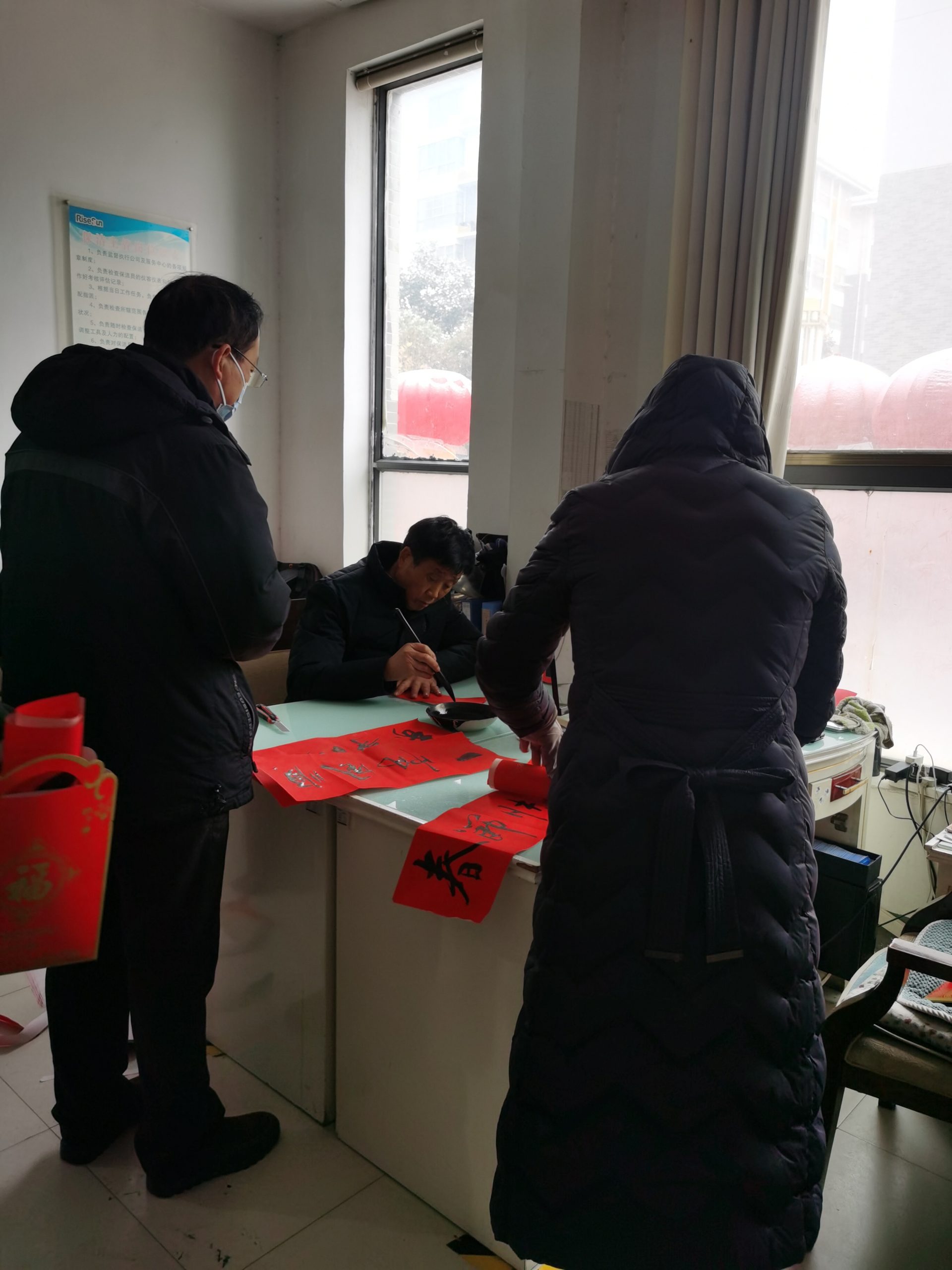 今古传奇邳州工作站、徐州市文化艺术交流协会邳州大榆树专业委员会新春送春联活动拉开帷幕（作者：黄兴洲、刘波涛）