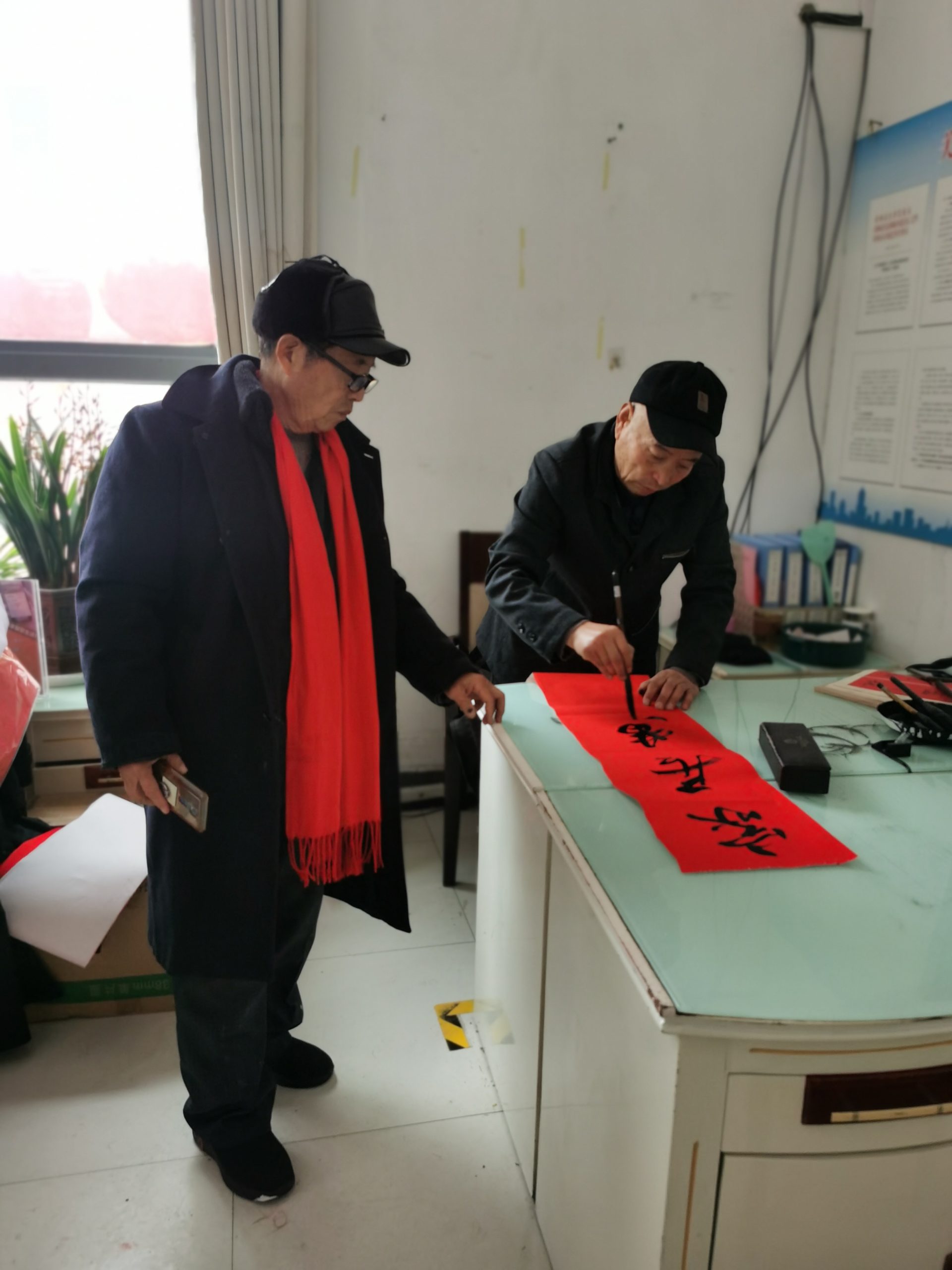 今古传奇邳州工作站、徐州市文化艺术交流协会邳州大榆树专业委员会新春送春联活动拉开帷幕（作者：黄兴洲、刘波涛）