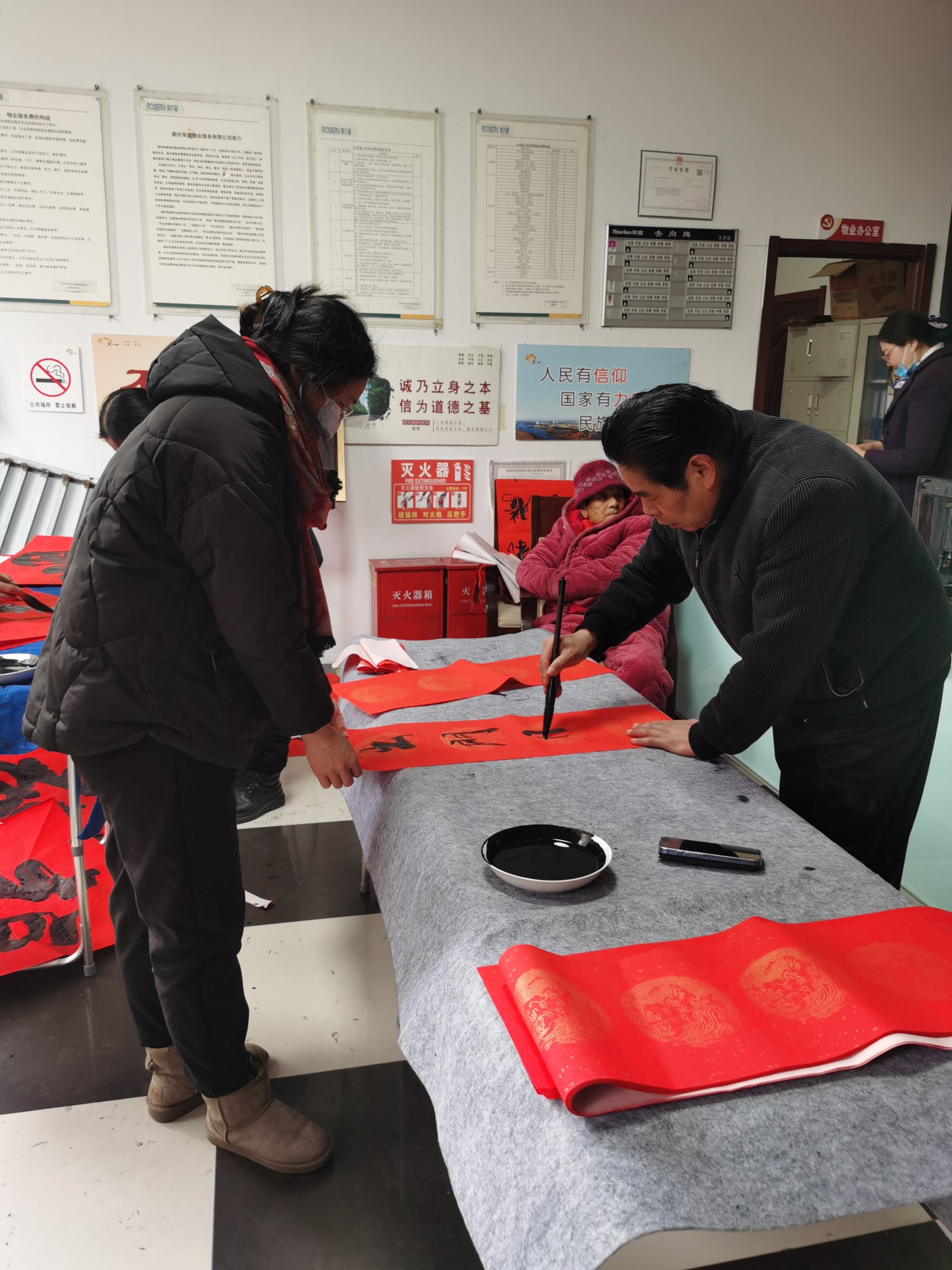 今古传奇邳州工作站、徐州市文化艺术交流协会邳州大榆树专业委员会新春送春联活动拉开帷幕（作者：黄兴洲、刘波涛）