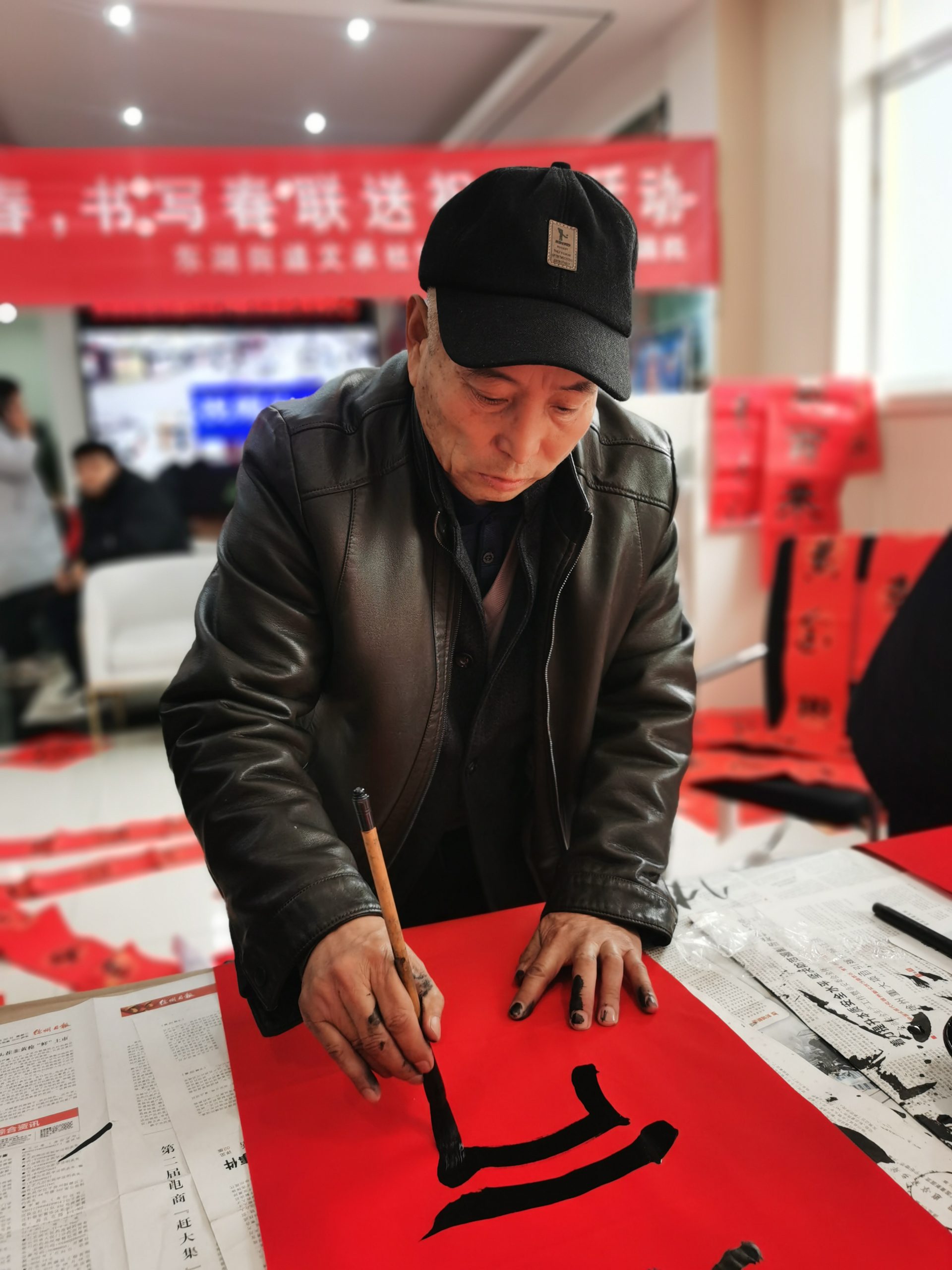 今古传奇邳州工作站、徐州市文化艺术交流协会邳州大榆树专业委员会新春送春联活动拉开帷幕（作者：黄兴洲、刘波涛）
