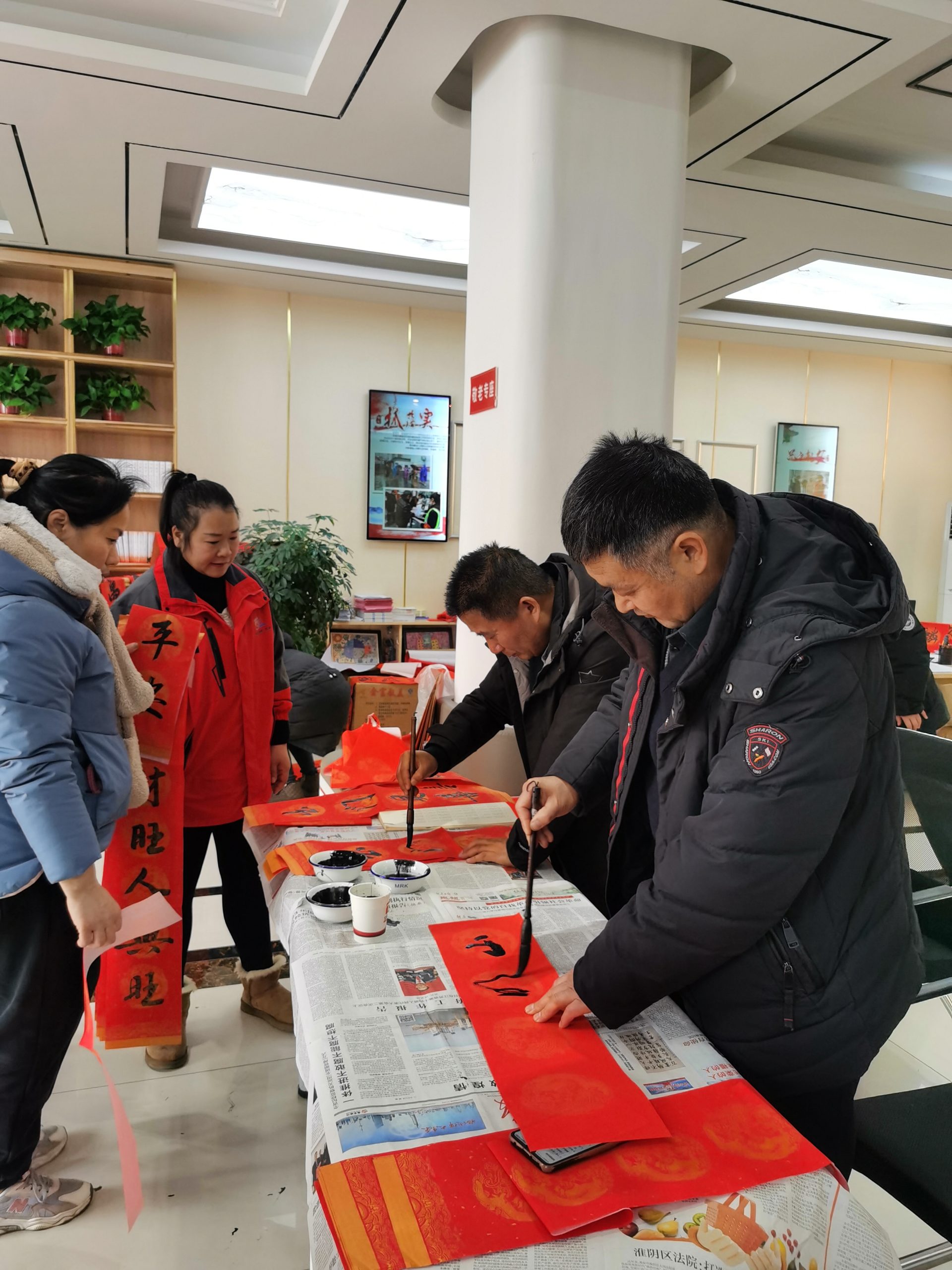 今古传奇邳州工作站、徐州市文化艺术交流协会邳州大榆树专业委员会新春送春联活动拉开帷幕（作者：黄兴洲、刘波涛）