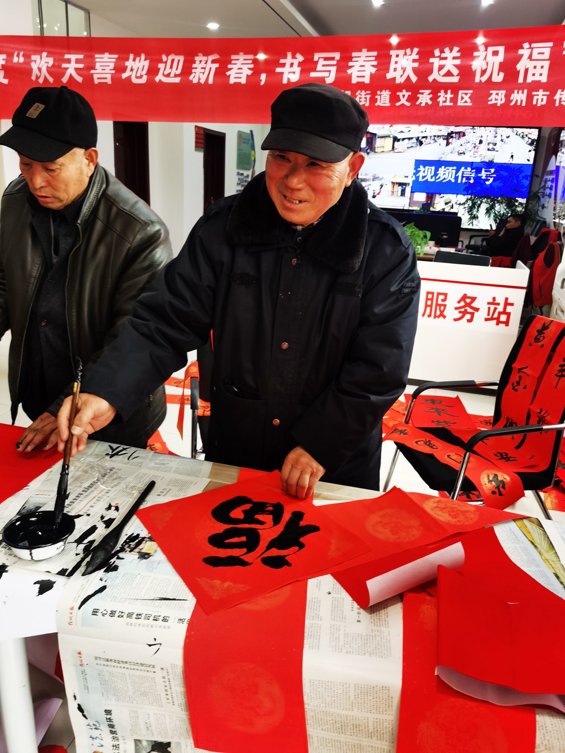 今古传奇邳州工作站、徐州市文化艺术交流协会邳州大榆树专业委员会新春送春联活动拉开帷幕（作者：黄兴洲、刘波涛）