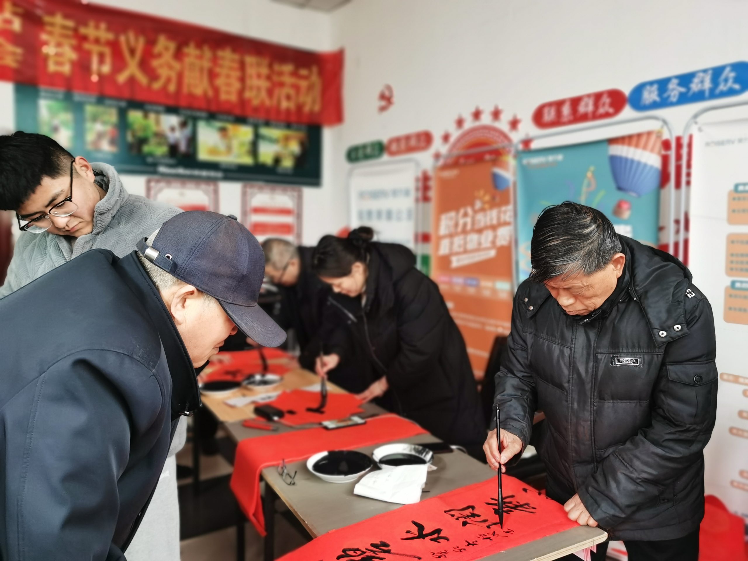 今古传奇邳州工作站、徐州市文化艺术交流协会邳州大榆树专业委员会新春送春联活动拉开帷幕（作者：黄兴洲、刘波涛）