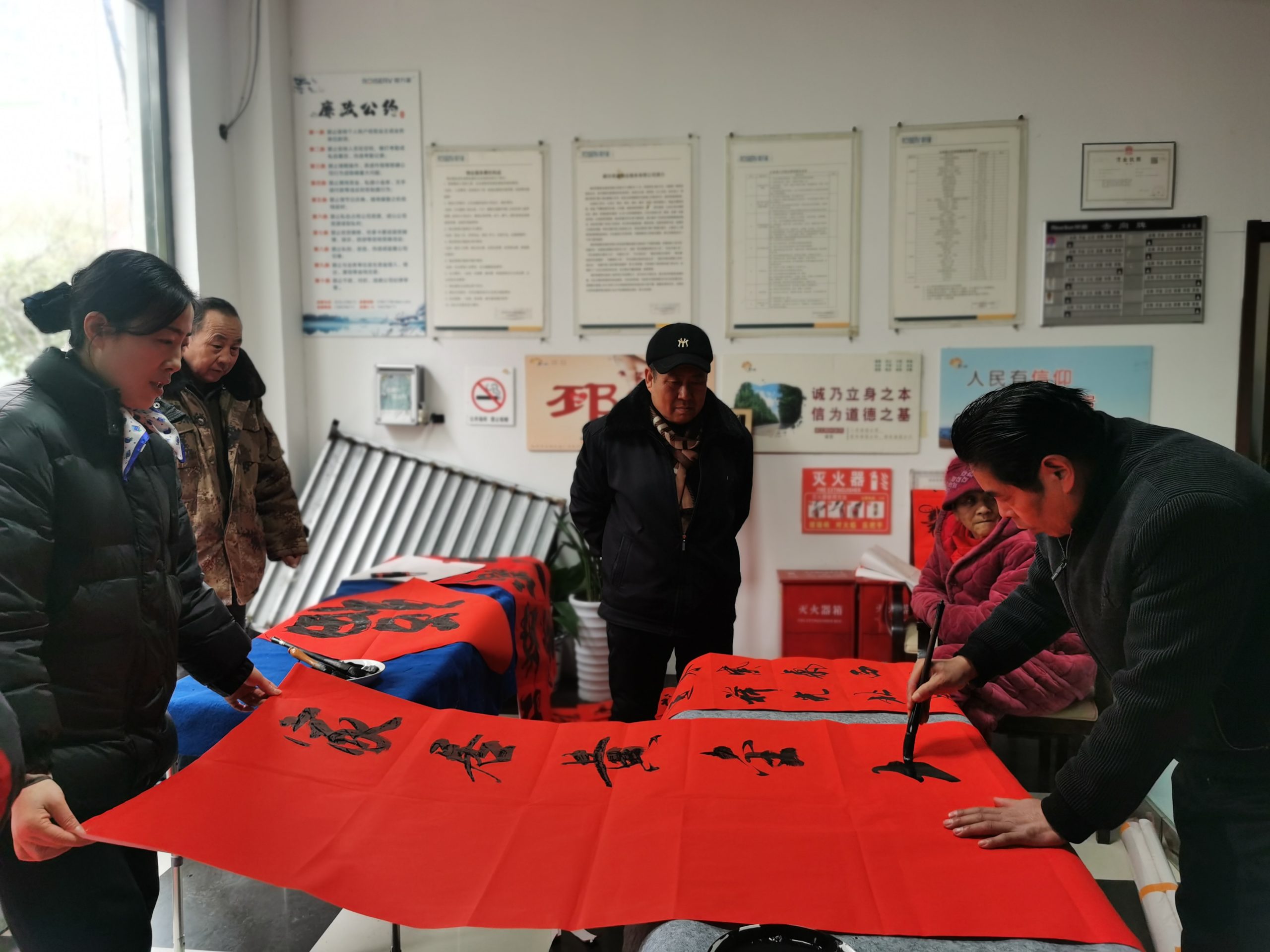 今古传奇邳州工作站、徐州市文化艺术交流协会邳州大榆树专业委员会新春送春联活动拉开帷幕（作者：黄兴洲、刘波涛）