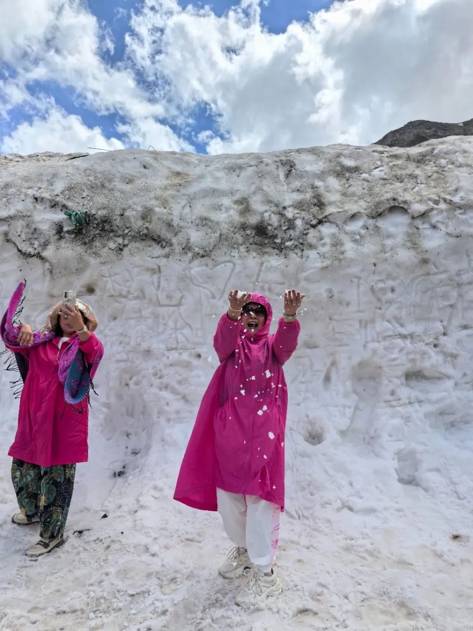 新疆行之二——中伏天我们在独库公路上打雪仗