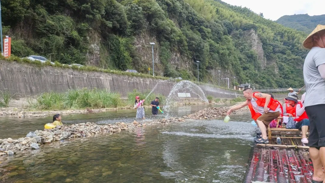 消暑的水仗