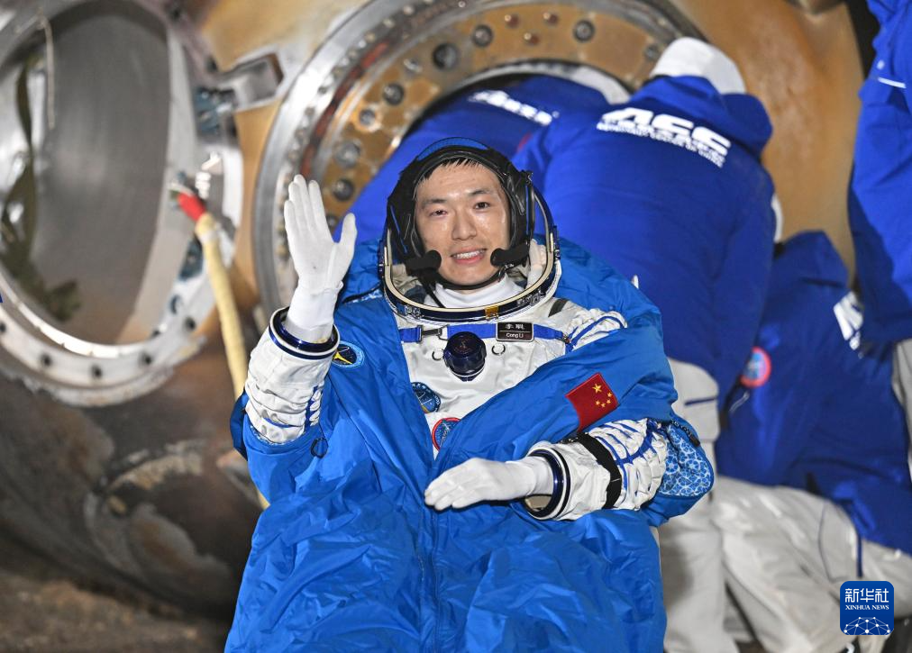 神舟十八号航天员乘组安全顺利出舱！