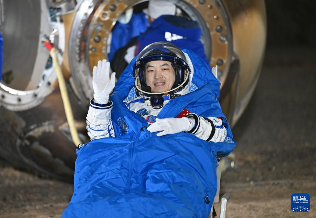 神舟十八号航天员乘组安全顺利出舱！