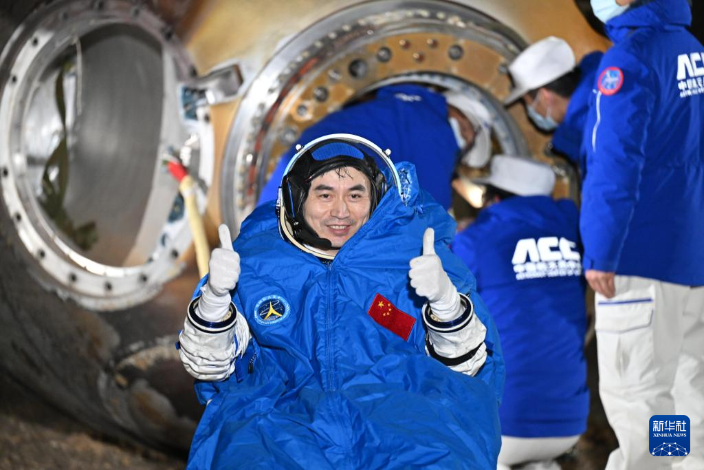 神舟十八号航天员乘组安全顺利出舱！