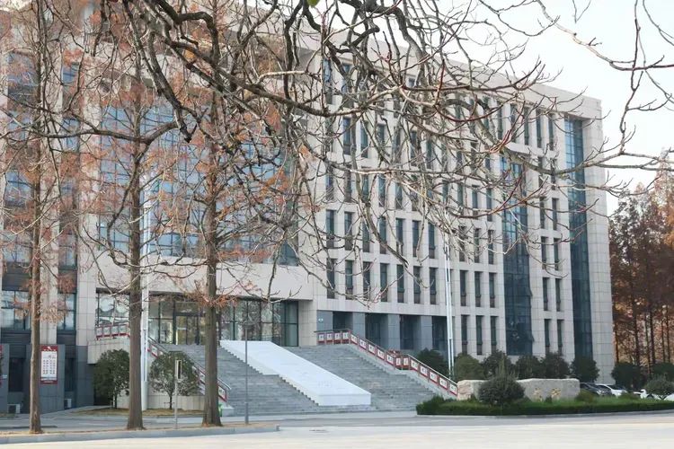 江苏这所低调学校，却培养出国际总干事和书法家尉天池