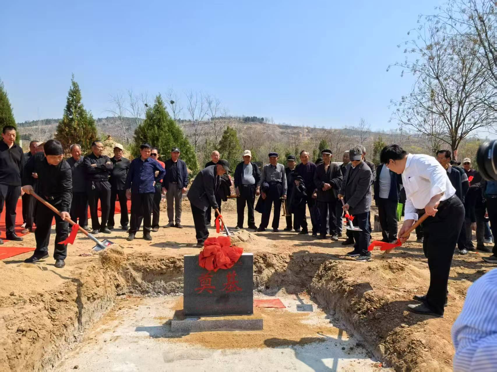 在邳州市艾山举行刘墉公塑像奠基仪式