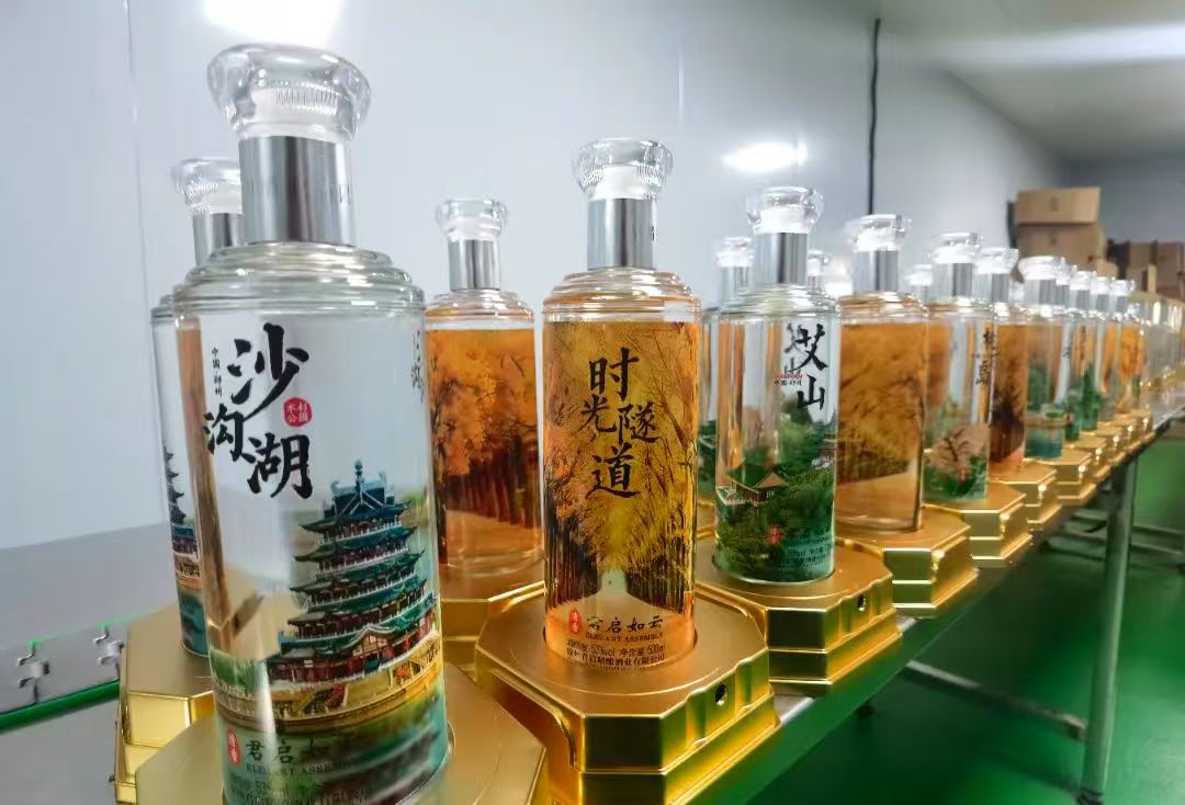 老乡情深饮美酒