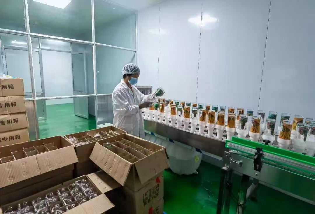 老乡情深饮美酒